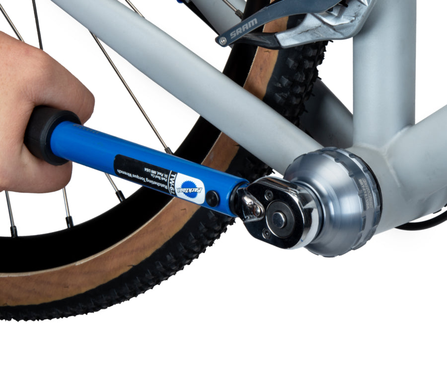 Το Park Tool BBT-27.3 σφίγγει ένα ποτήρι με το δυναμόκλειδο TW-6.2