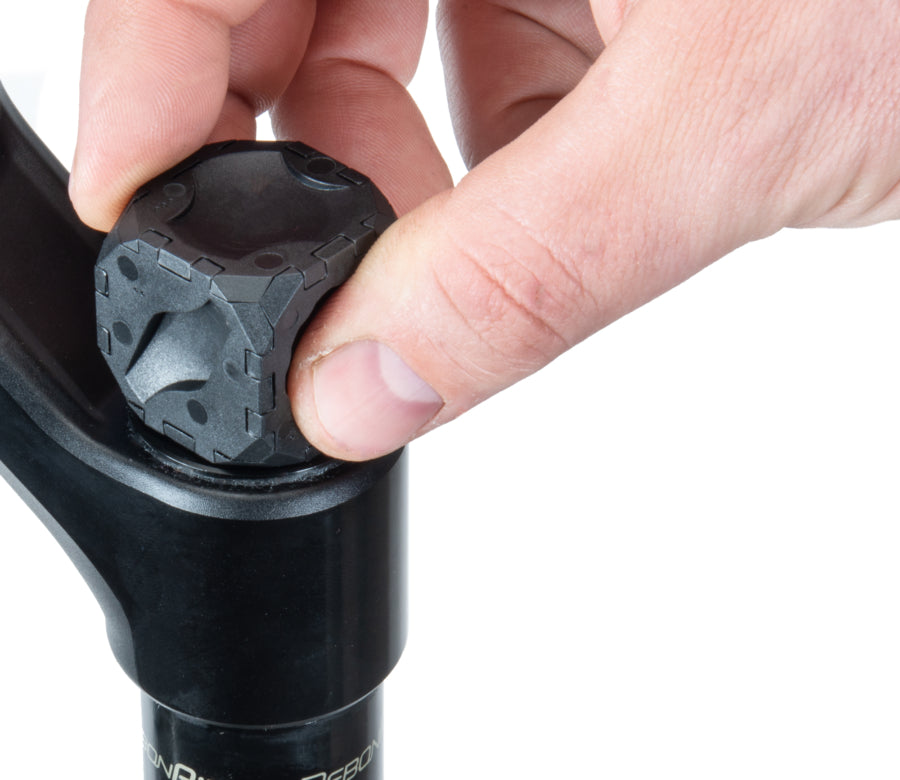 Park Tool FCT-1 pri demontáži horného uzáveru vidlice