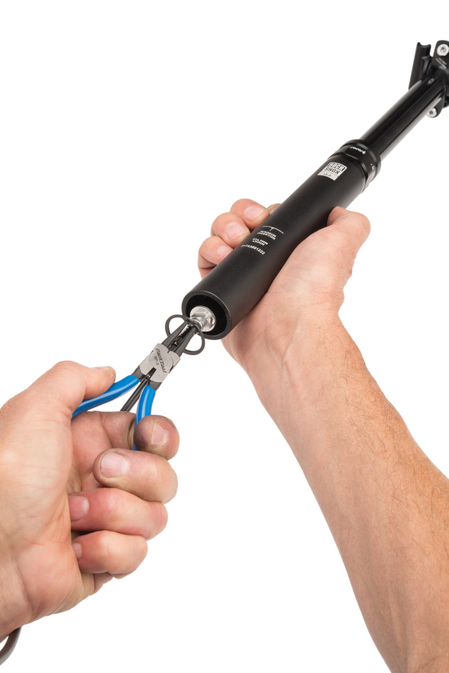 Park Tool RP-5 fjerner en låsering fra en RockShox Reverb-sadelpind
