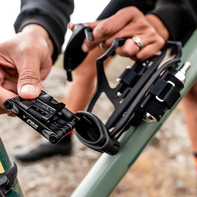Gertuvės ir Įrankių Laikiklis LEZYNE TUBELESS FLOW STORAGE Juodas