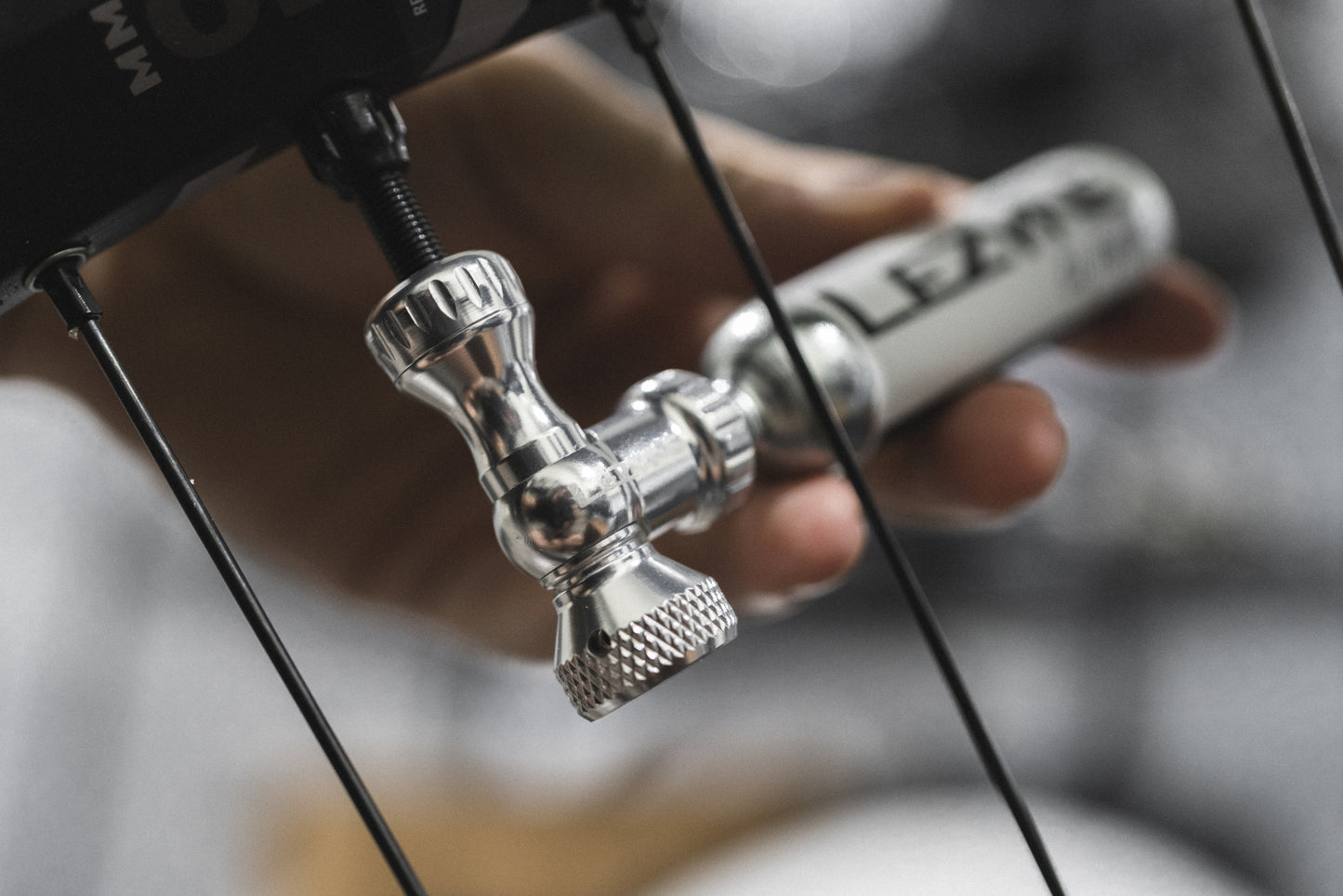 Percuteur CO2 LEZYNE CONTROL DRIVE + Cartouche CO2 Filetée (x1) Argent