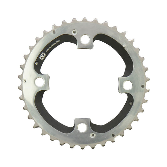 SHIMANO XTR M980 -kampisarjan ulompi eturatas, 10 vaihdetta, 4 pultin kiinnitys, 104 mm — eturatas valkoista taustaa vasten