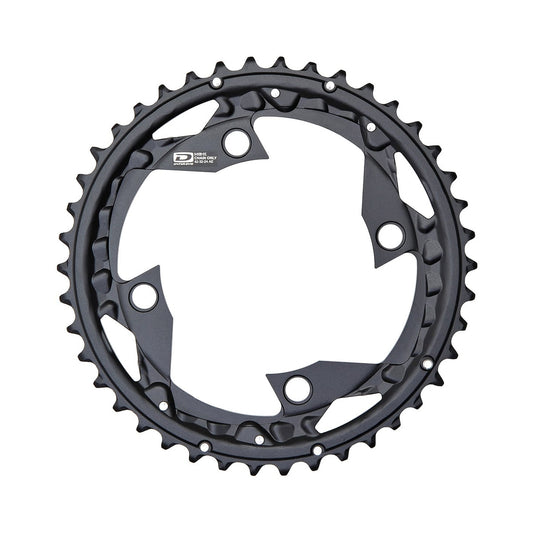SHIMANO FC-M670/M660/670/780 -kampisarjan ulompi eturatas, 10 vaihdetta, 4 pultin kiinnitys, 104 mm — eturatas valkoista taustaa vasten