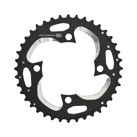 SHIMANO SLX M672/XT M782 -kampisarjan ulompi eturatas, 10 vaihdetta, 4 pultin kiinnitys, 96 mm — eturatas valkoista taustaa vasten