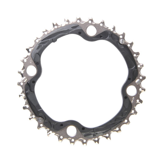 SHIMANO SLX M660/670/XT M780 -kampisarjan keskimmäinen eturatas, 10 vaihdetta, 4 pultin kiinnitys, 104 mm — eturatas valkoista taustaa vasten