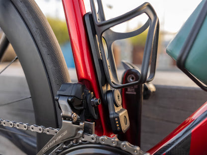 Suport de fixare pentru alarma și dispozitivul de localizare QUADLOCK BOTTLE CAGE pe prinderile suportului de bidon