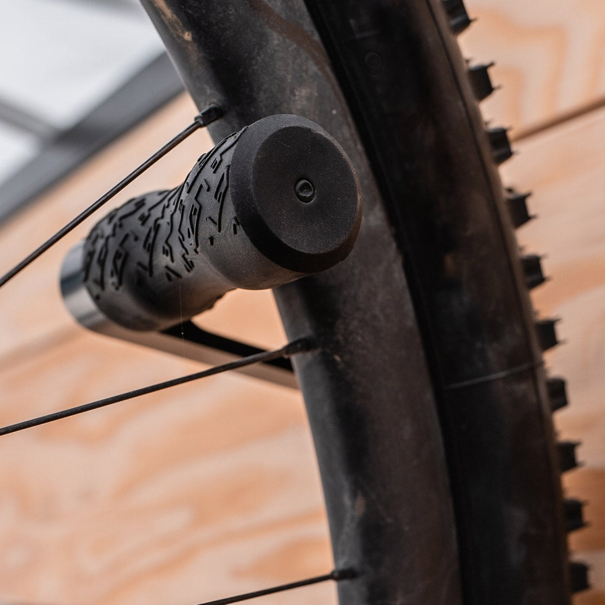 Väggkrok för cykelhjul LEZYNE CNC aluminium svart