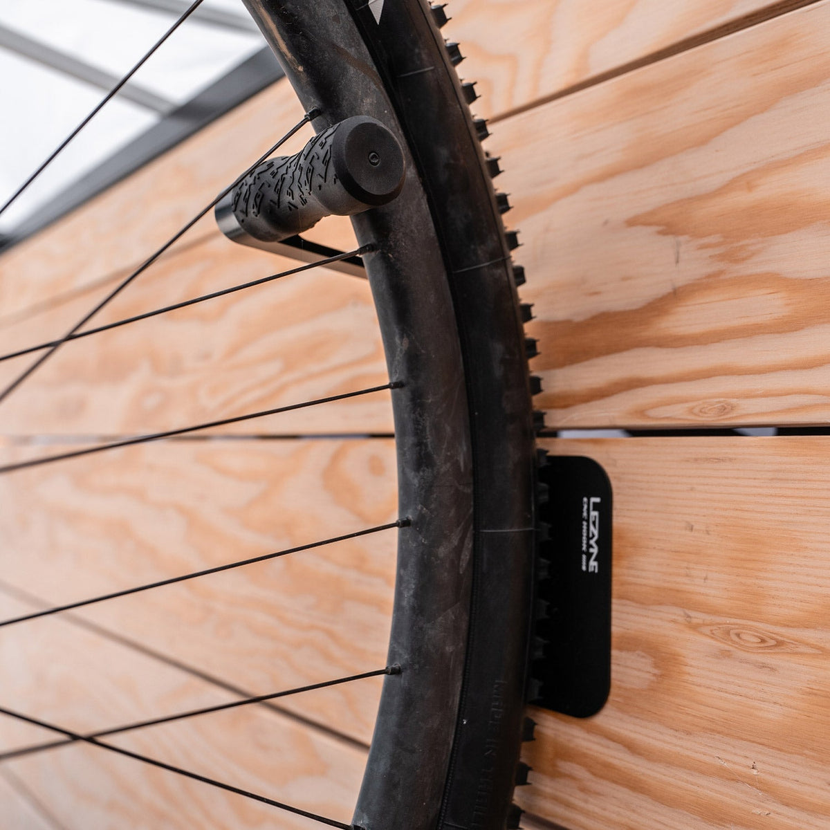 Väggkrok för cykelhjul LEZYNE CNC aluminium svart