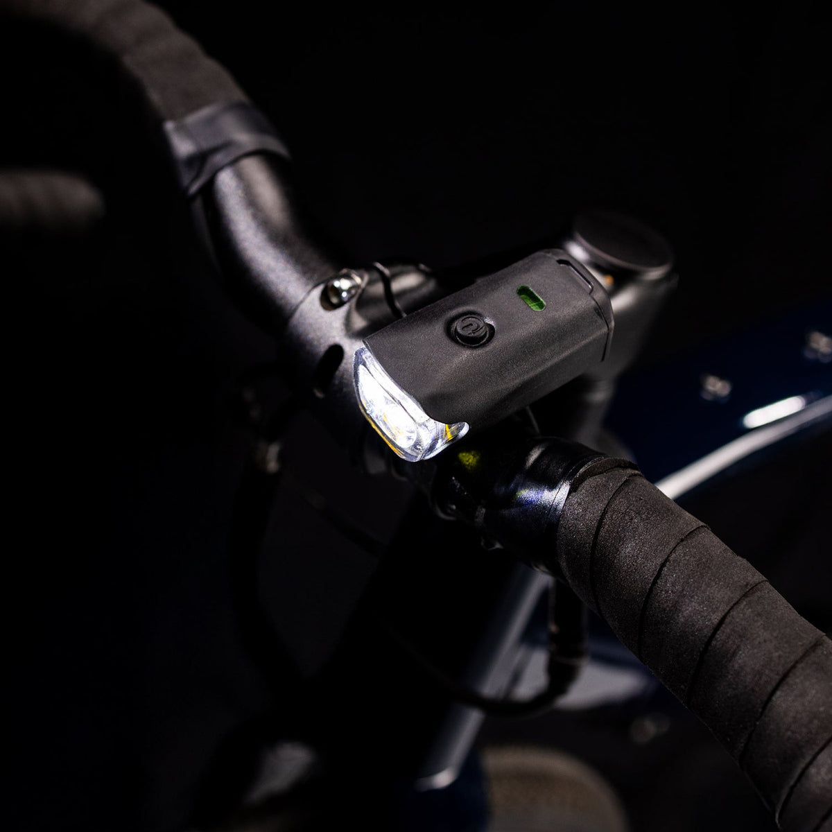 Lumină față LEZYNE KTV DRIVE 300+ montată pe bicicletă