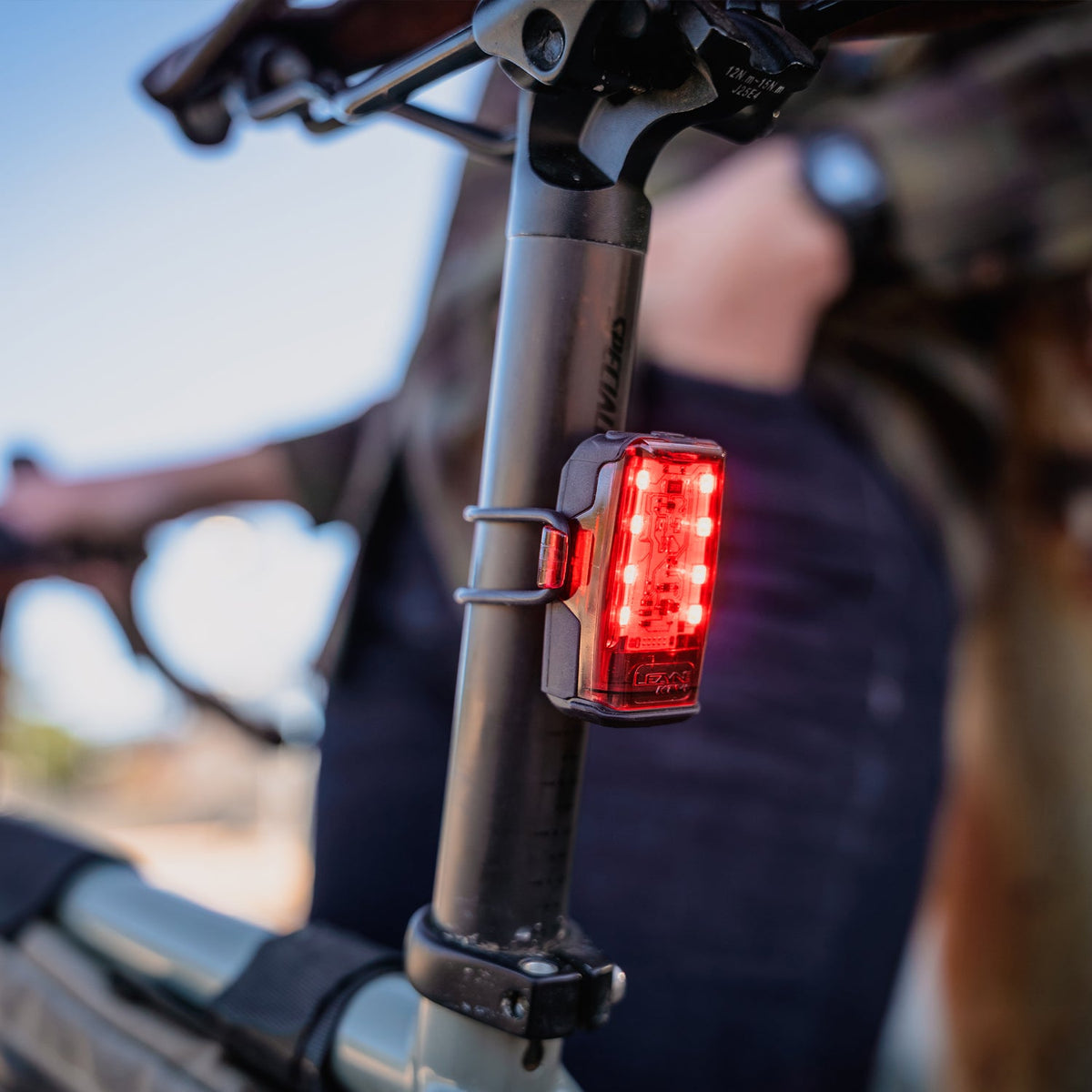 Lumină spate LEZYNE KTV+ DRIVE montată pe tija de șa