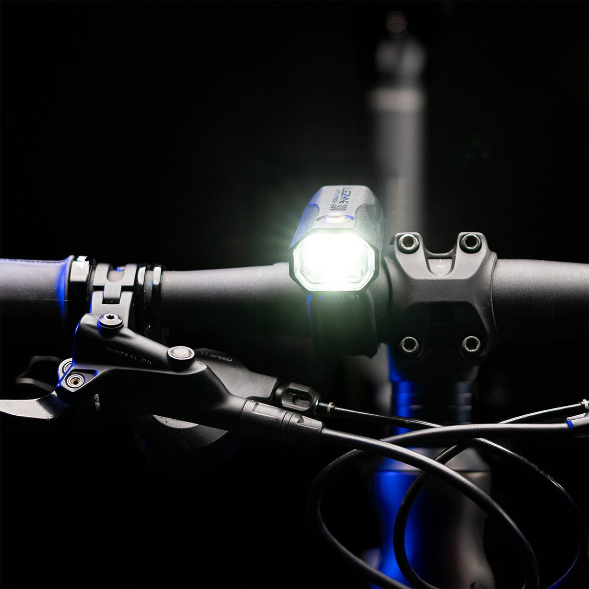 LEZYNE KTV DRIVE PRO 300+ első lámpa stúdiófelvételen