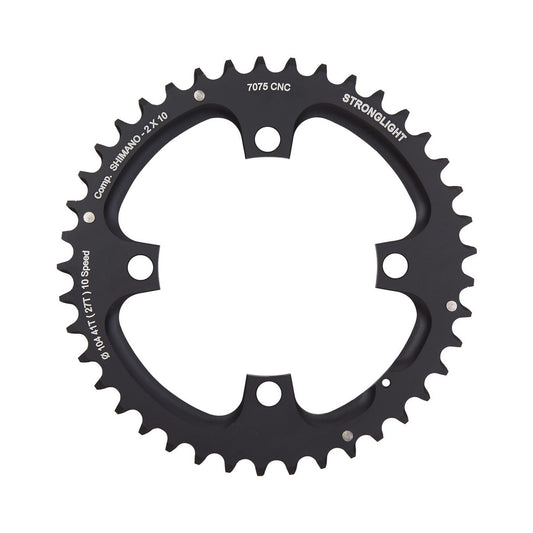 STRONGLIGHT ALU 7075 -ulompi eturatas, 10-vaihteinen, kahden eturattaan kampisarjaan, 4 kiinnitysreikää, 104 mm — eturatas valkoisella taustalla