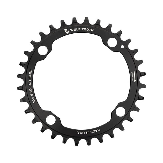 WOLF TOOTH Shimano -yksittäiseturatas, 104 BCD, 12-vaihteinen, 4 kiinnitysreikää, 104 mm, musta — eturatas valkoisella taustalla