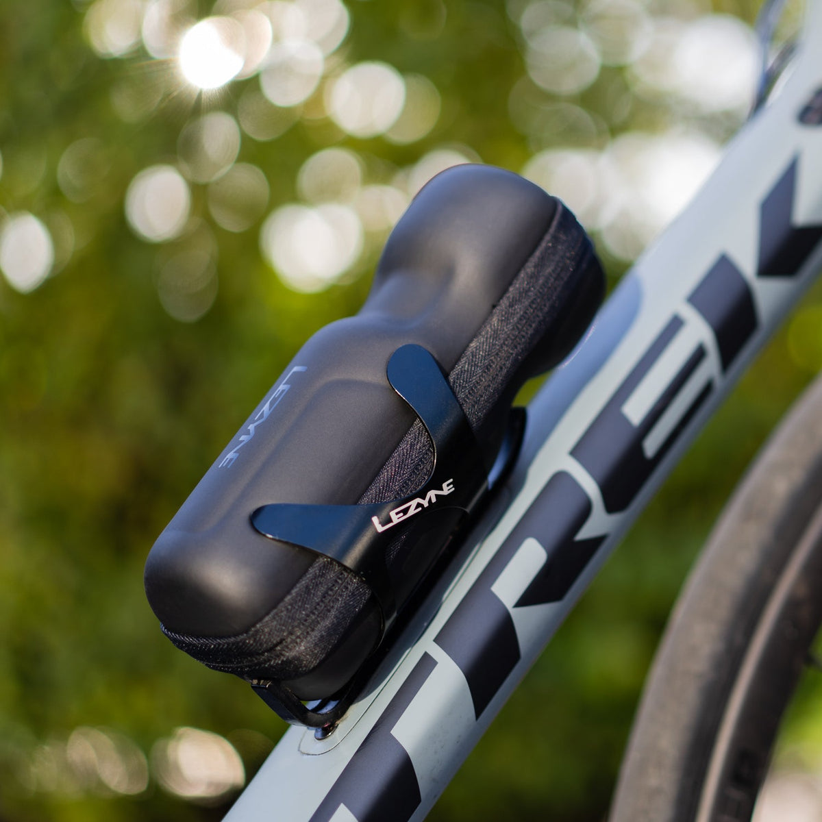 Fľaša na náradie LEZYNE FLOW CADDY PRO čierna