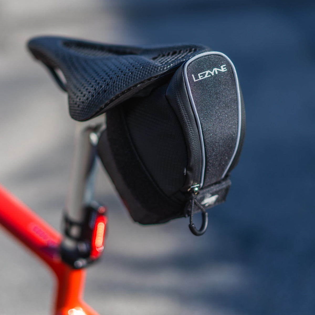 LEZYNE Micro Caddy juodas balnelio krepšelis