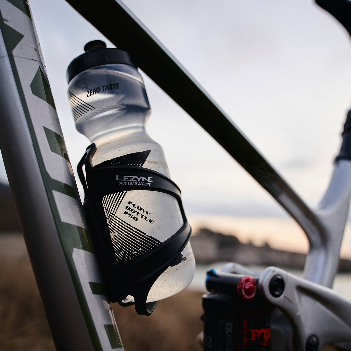 Suport de bidon LEZYNE FLOW CAGE SL-R cu acces din dreapta, alb