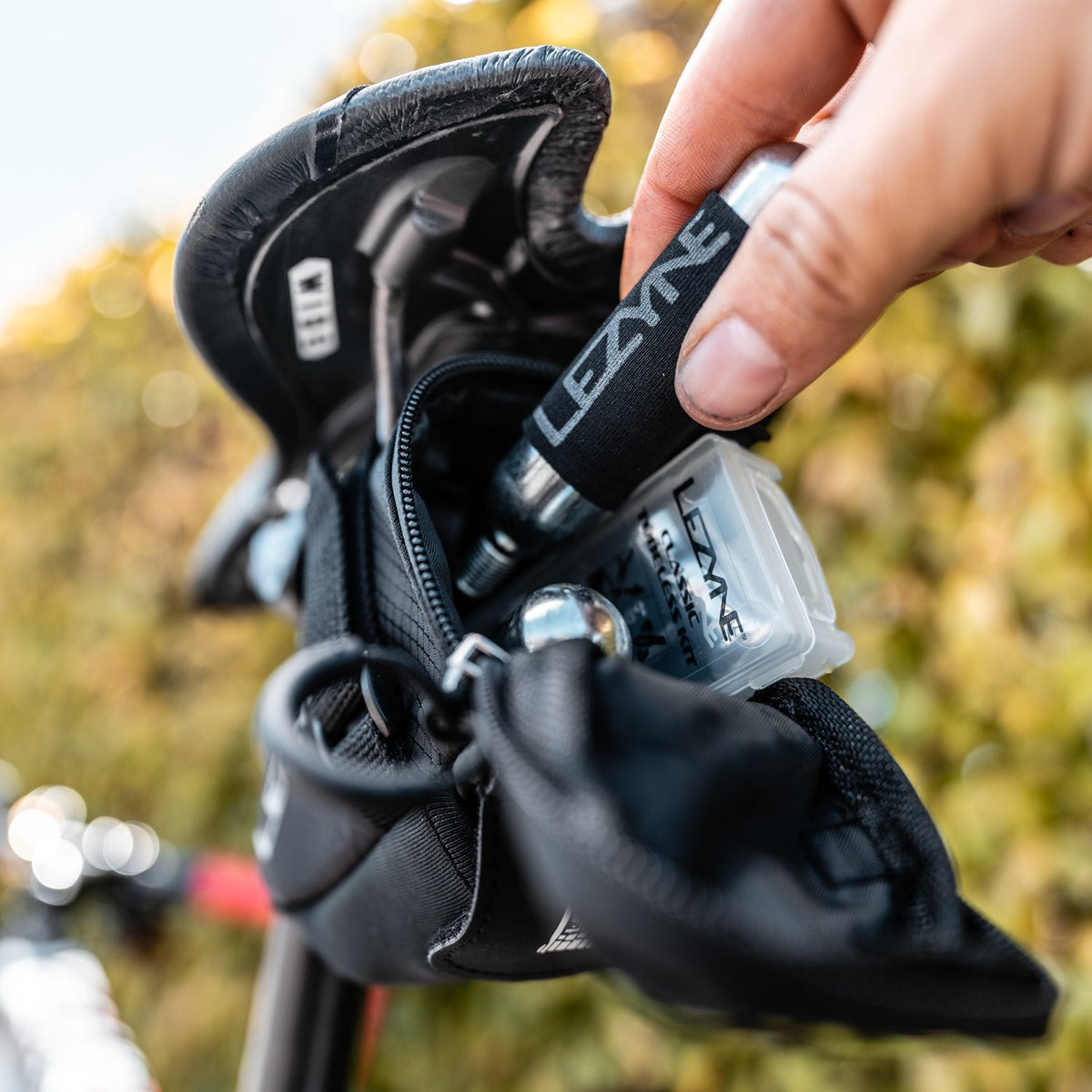 Sadelväska LEZYNE Caddy med tubeless-kit