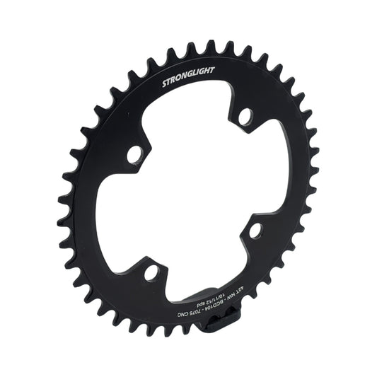 STRONGLIGHT 1x-eturatas, 11/12-vaihteinen, 4 kiinnitysreikää, 104 mm, 7075-alumiinia — eturatas valkoisella taustalla