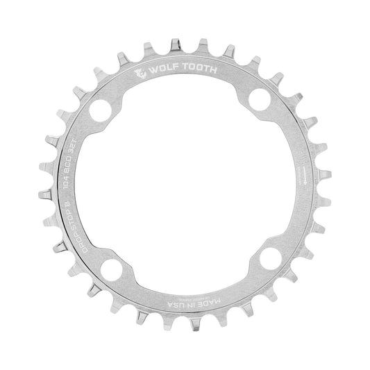 WOLF TOOTH DROP-STOP B 1x-eturatas, 104 mm, käsittelemätön hopeanvärinen — eturatas valkoisella taustalla
