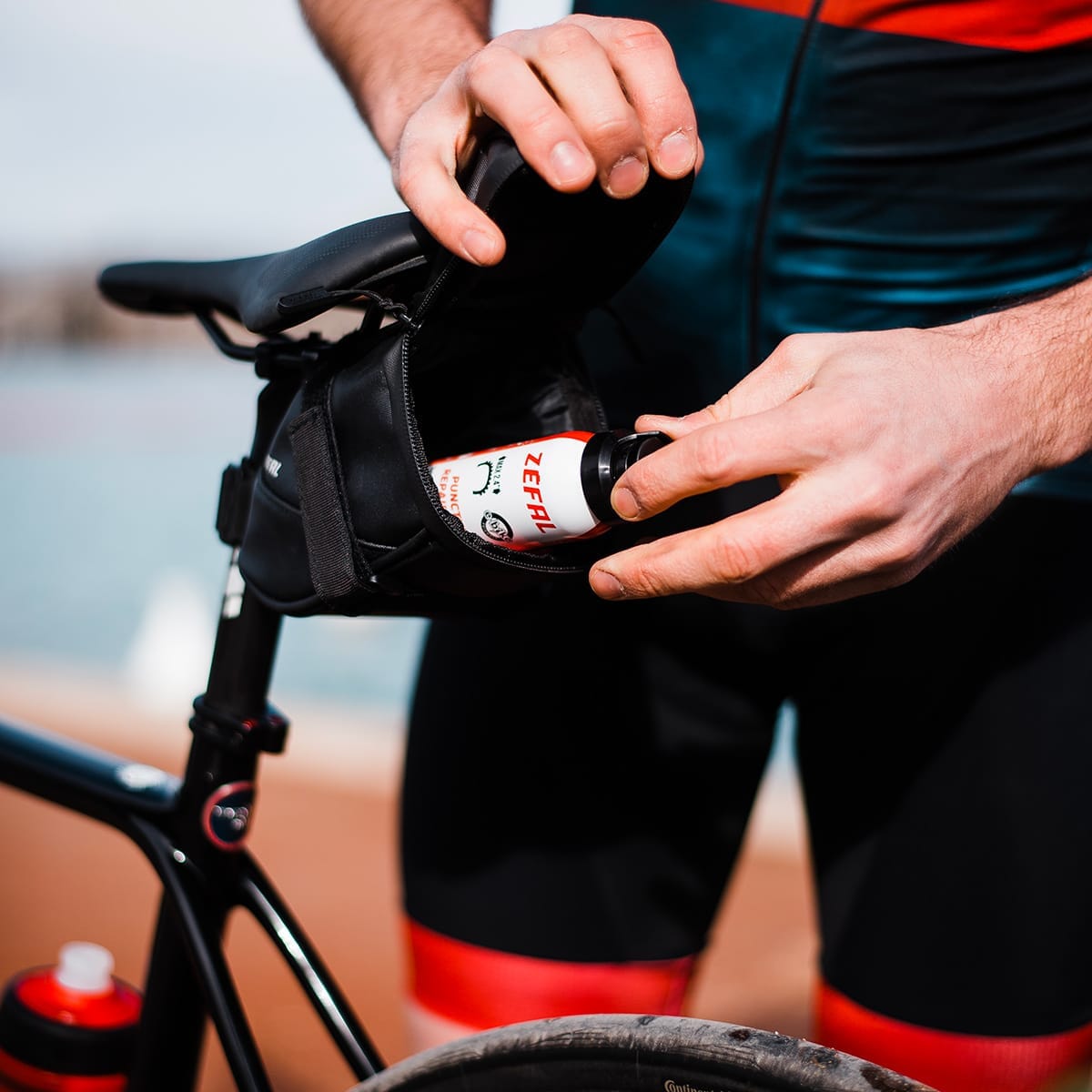 Punkteringsreparationsspray ZEFAL REPAIR (100 ml, 2.2") + Ramhållare