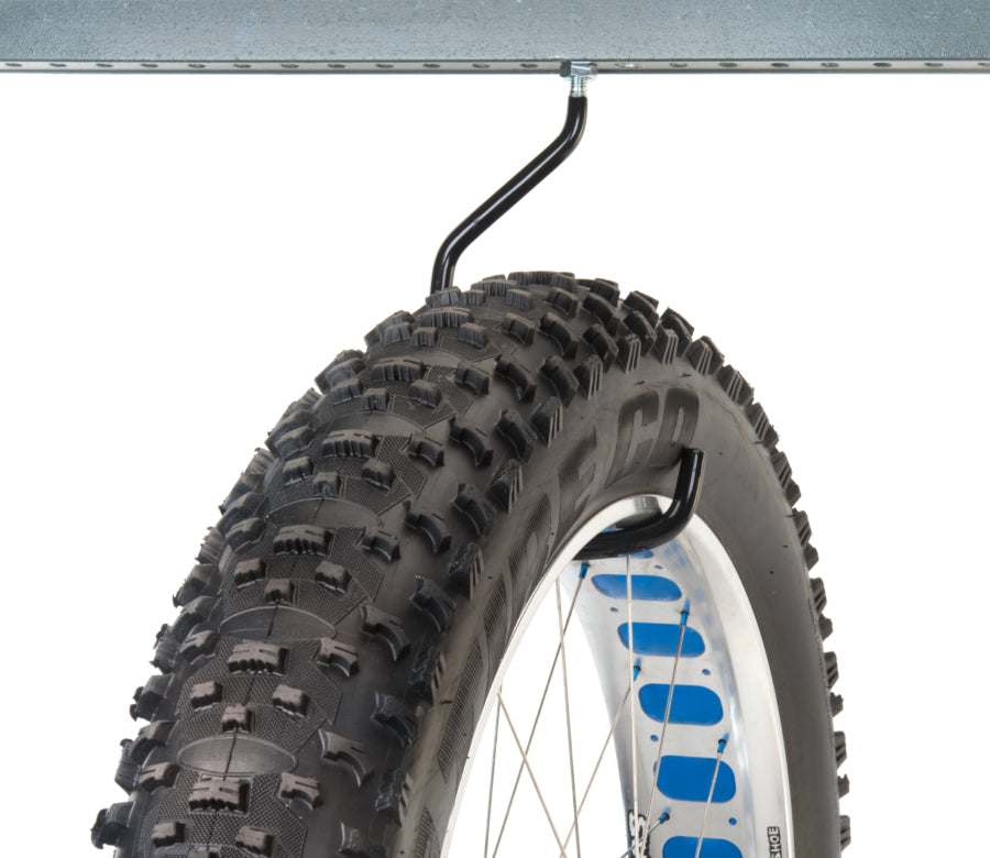 Zamontowany hak Park Tool 470XX z zawieszonym kołem fatbike’a