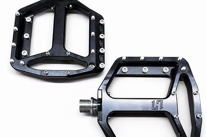 Ravne pedale HXR COMPONENTS s čeličnom osovinom, crne