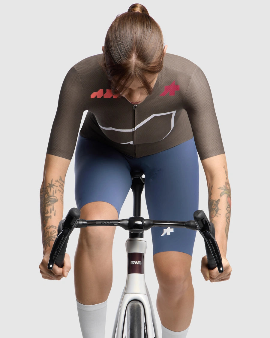 Maglia ASSOS DYORA R S11 We are the A Maniche Corte Donna Marrone