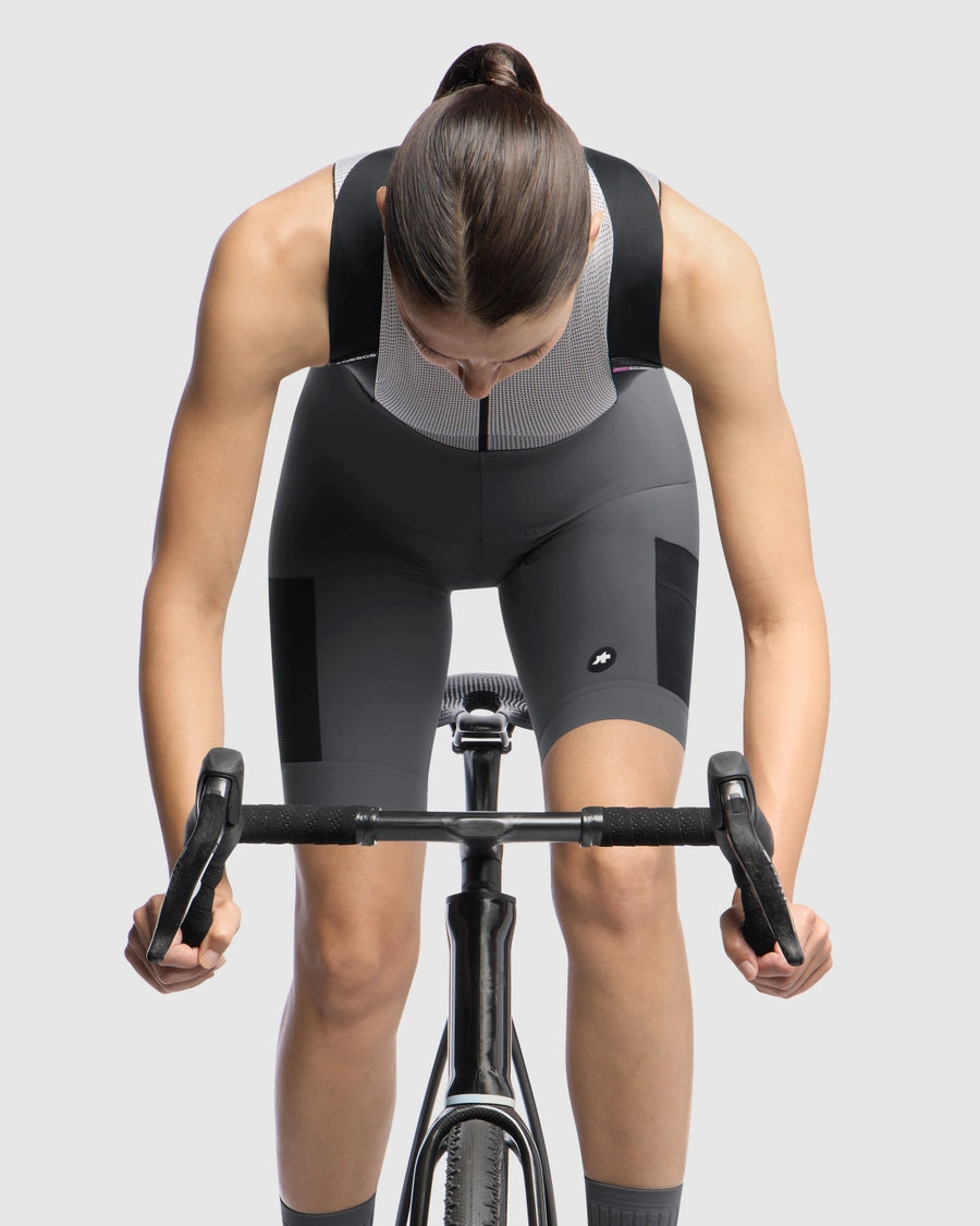 ASSOS TACTICA KIESKAFER T5 GRAVEL Naisten lyhyt henkselipyöräilyhaude Harmaa