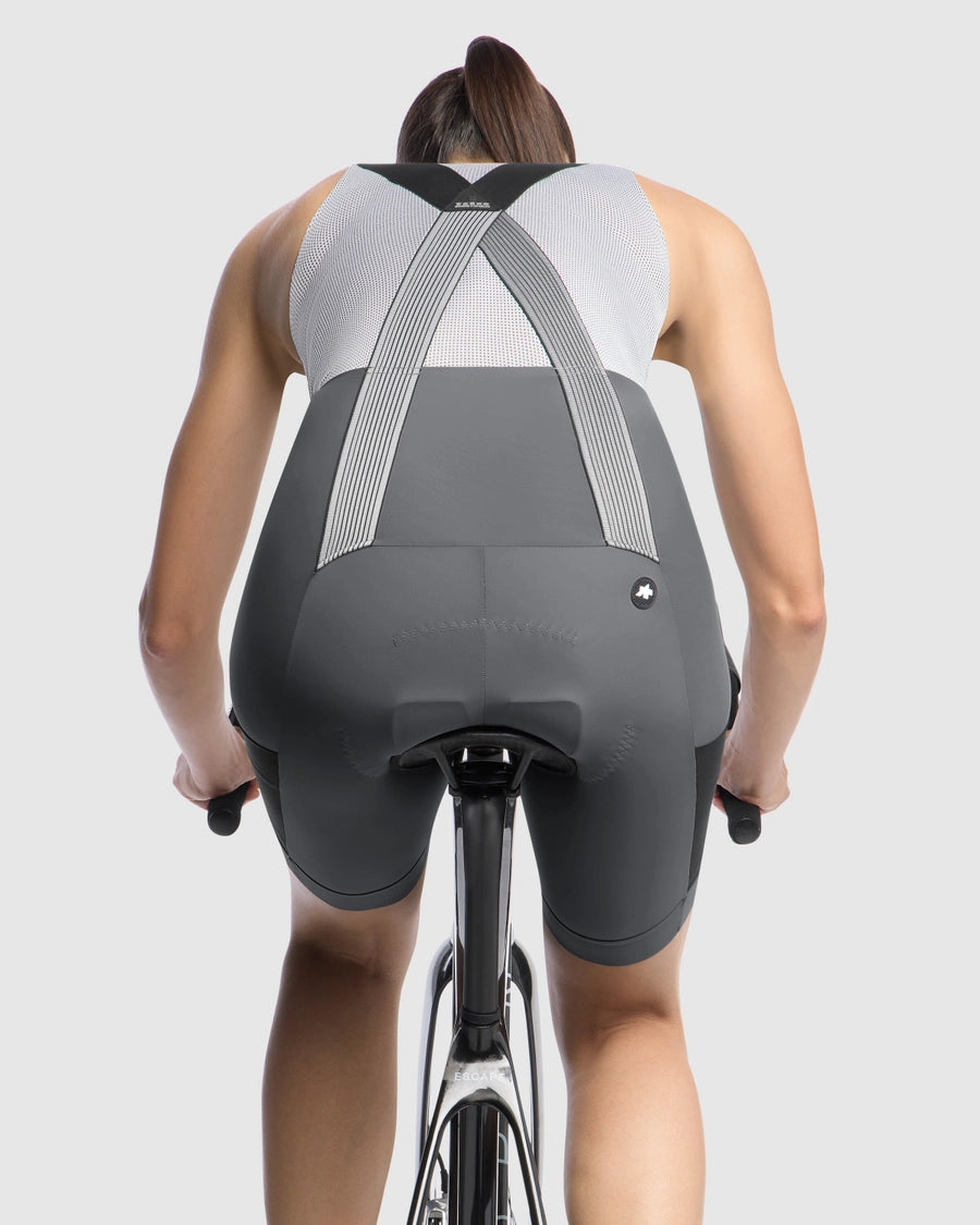 ASSOS TACTICA KIESKAFER T5 GRAVEL Naisten lyhyt henkselipyöräilyhaude Harmaa