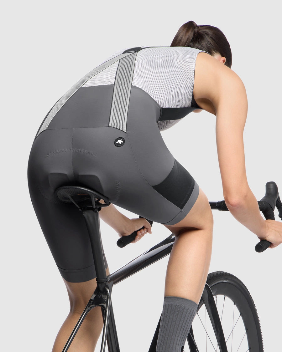 ASSOS TACTICA KIESKAFER T5 GRAVEL Naisten lyhyt henkselipyöräilyhaude Harmaa