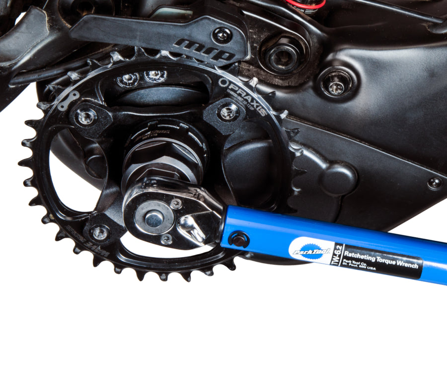 Park Tool BBT-118 mentre serra una ghiera con una chiave dinamometrica