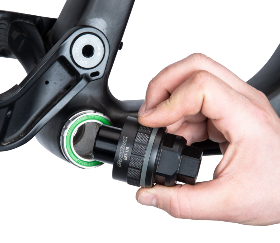 Park Tool BBT-179 colocado en un pedalier Enduro