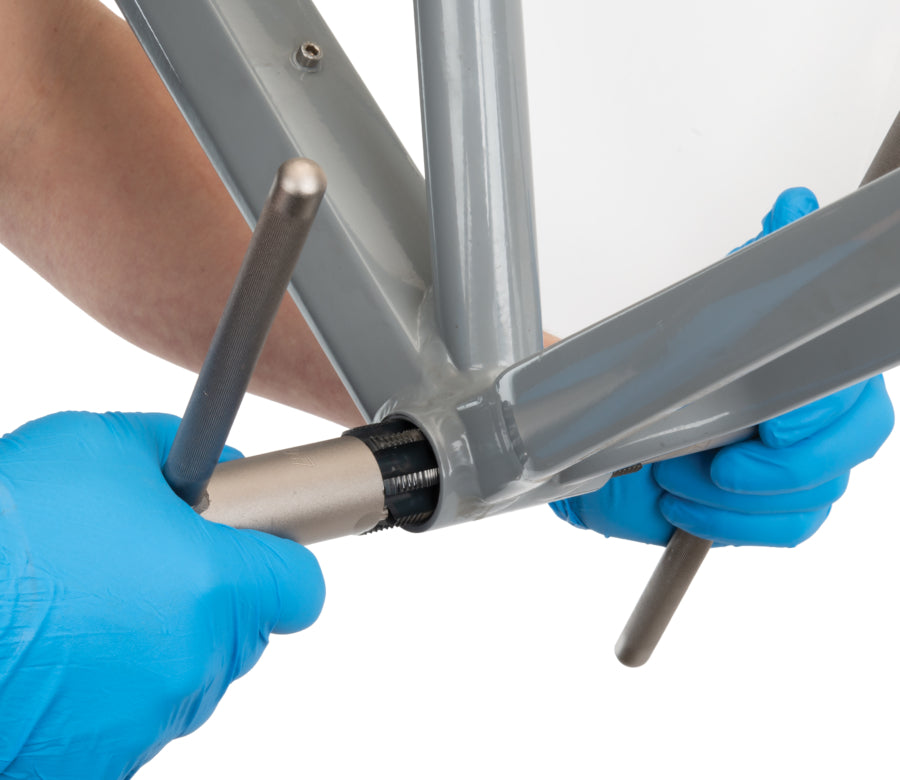 Park Tool BTS-1 introdus într-un monobloc BSA pentru filetare