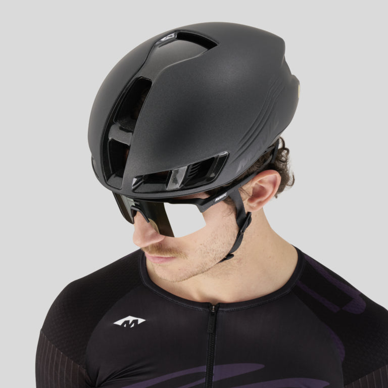 Czarny kask szosowy MAVIC COMETE ULTIMATE