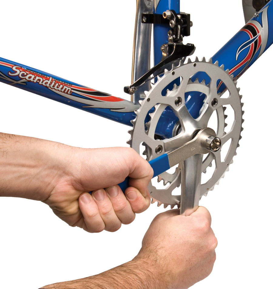 Park Tool CCW-5 kiristämässä 8 mm:n pulttia