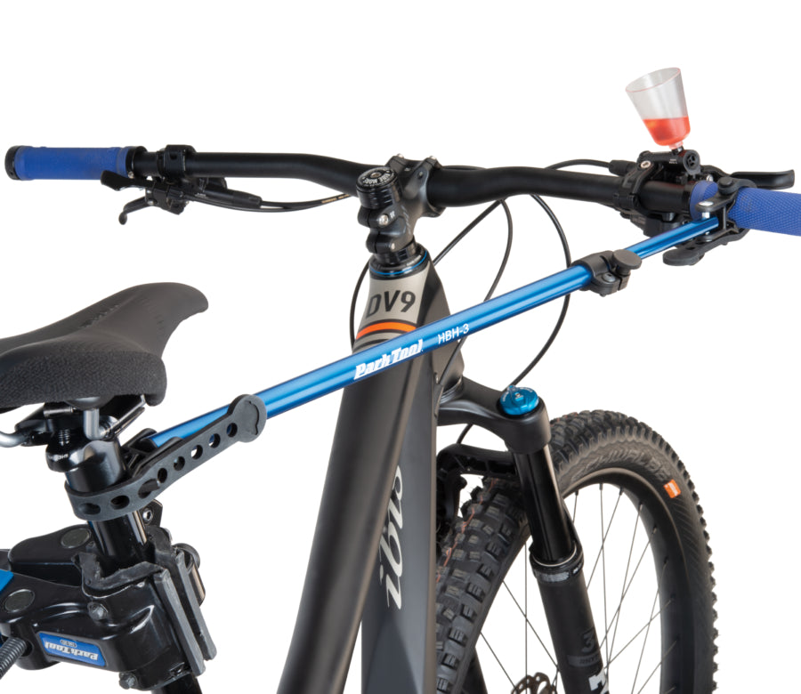 Park Tool HBH-3 drži gorskokolesarsko krmilo med odzračevanjem zavor