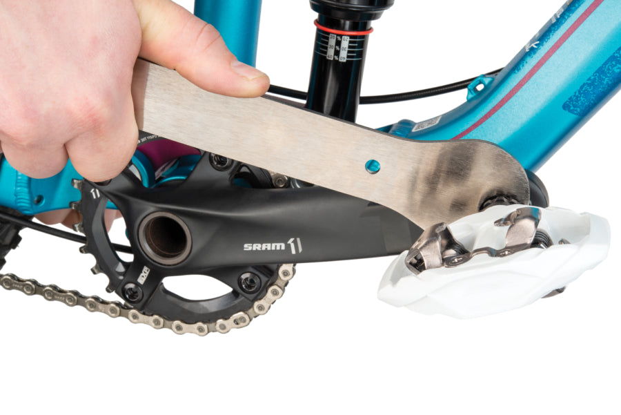 Park Tool HCW-16.3 egy 15 mm-es kulcsnyílású platformpedál felszerelése közben