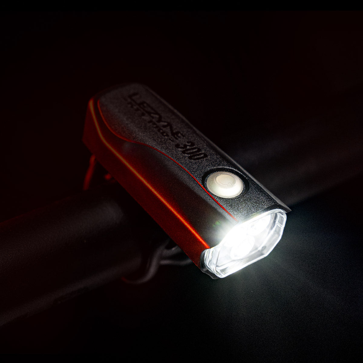 LEZYNE KTV DRIVE PRO 300+ első lámpa városi kerékpár kormányára szerelve