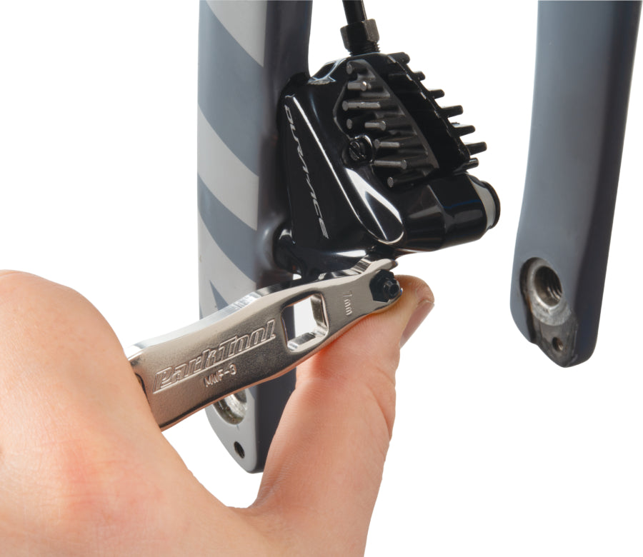 Park Tool MWF-3 při utahování odvzdušňovacího šroubu třmenu kotoučové brzdy