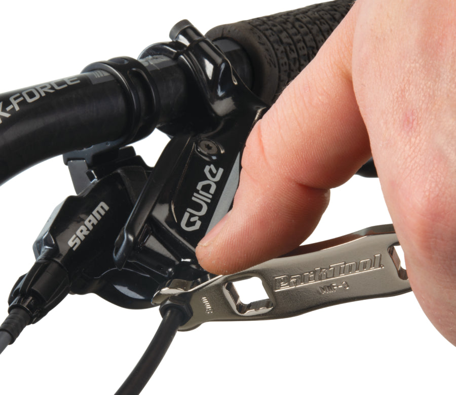 Park Tool MWF-3 při utahování spojky brzdové hadičky na brzdové páce