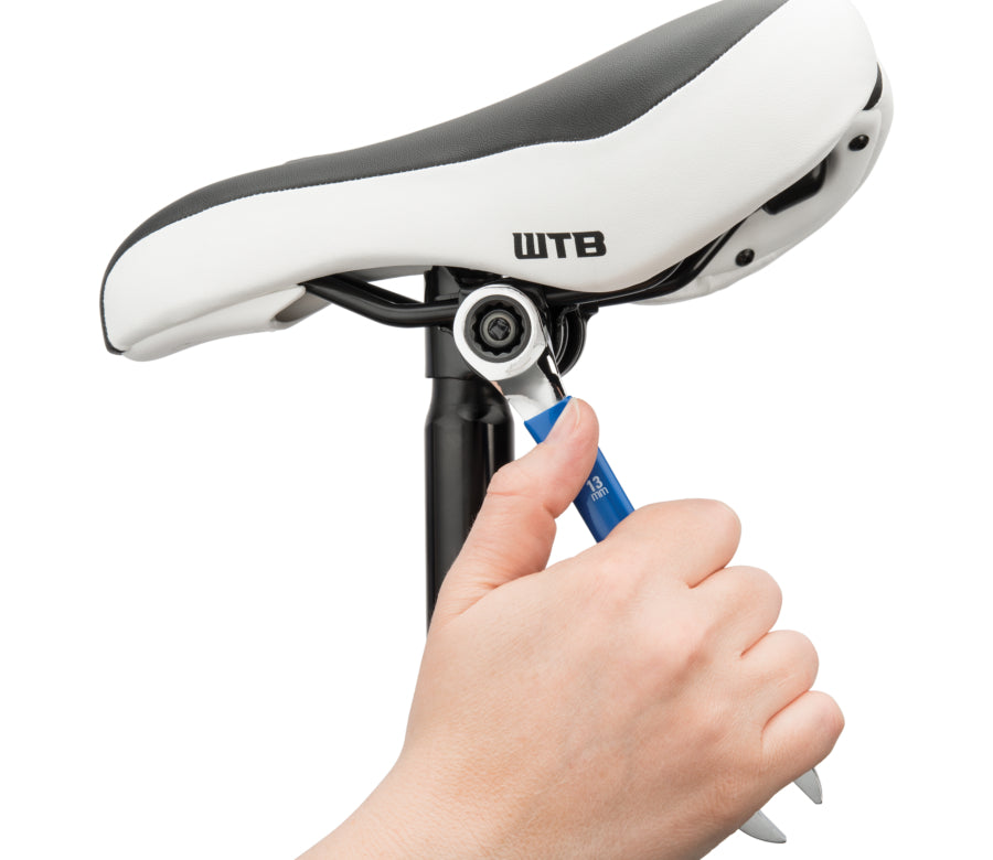Park Tool MWR-13 kiristämässä satulatolpan kiristintä