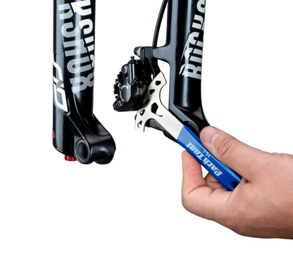 Park Tool PS-1 inserito in una pinza freno