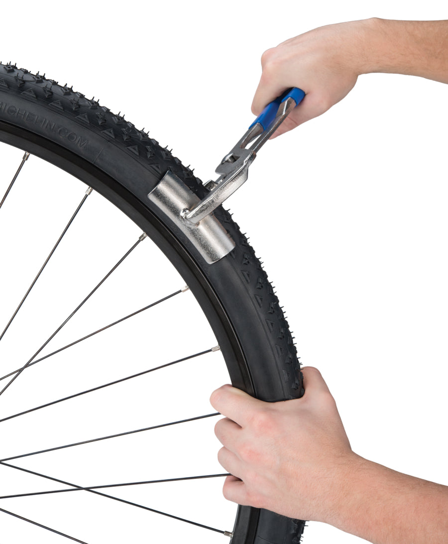 Park Tool PTS-1 utilizado para encaixar um pneu no aro