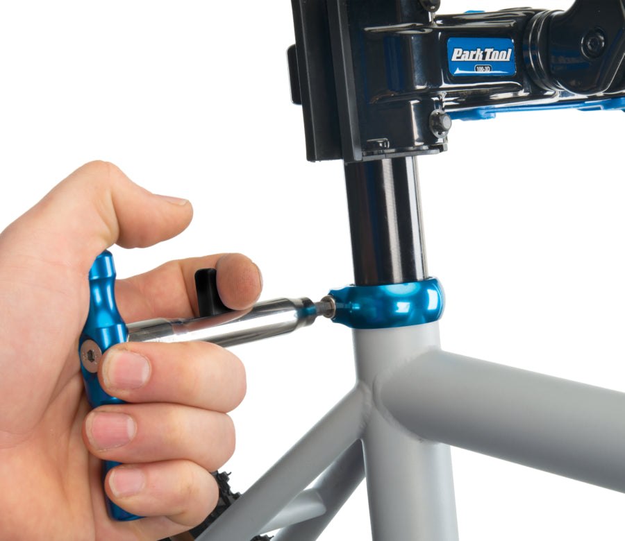 Park Tool QTH-1 při utahování šroubu objímky sedlovky