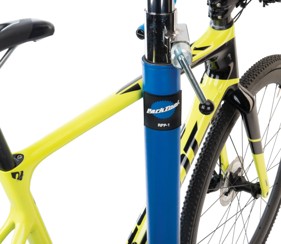 Park Tool RPP-1 ja vastu remondipukki toetuv ratas