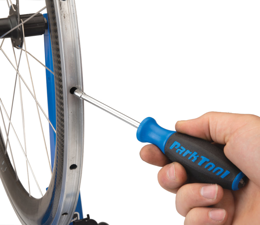 Το Park Tool SW-19 έχει εισαχθεί στη ζάντα για να φτάσει σε εσωτερικό καψούλι ακτίνας