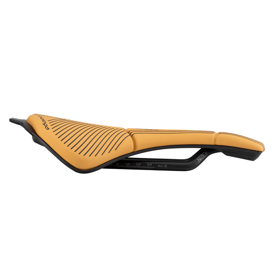 Sedlo PROLOGO SCRATCH M5 PAS AGX 147mm Rails Nack Béžové