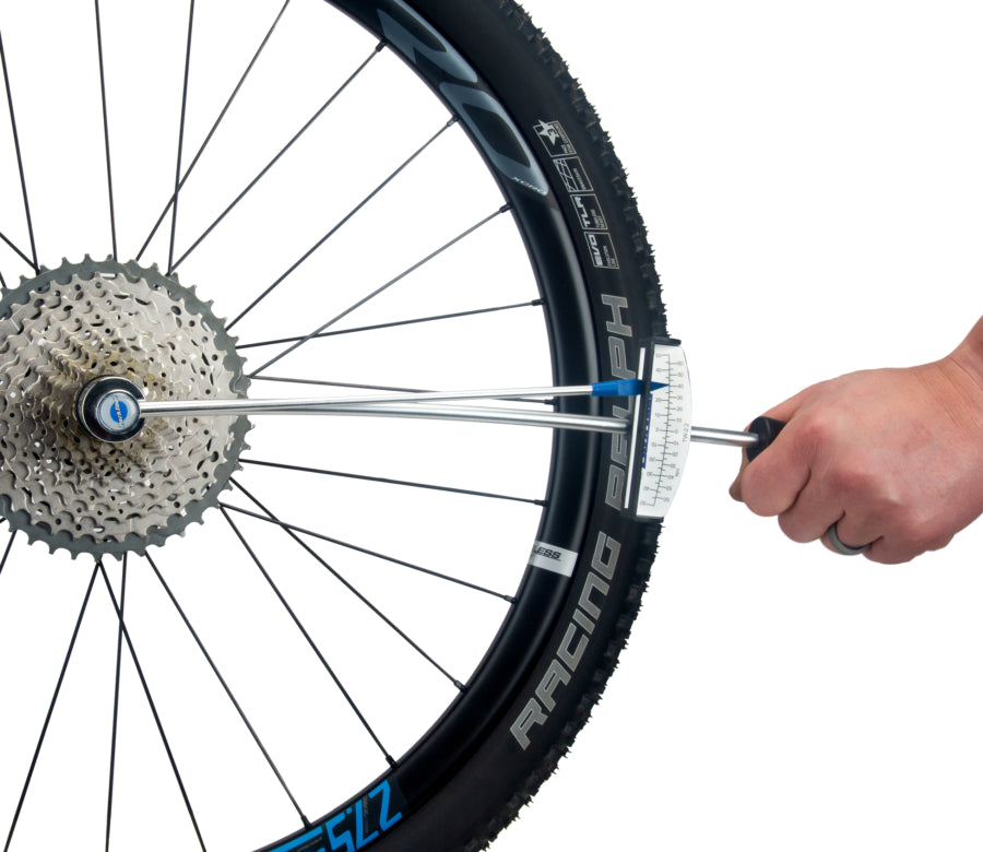 Park Tool TW-2.2 podczas dokręcania kasety roweru górskiego