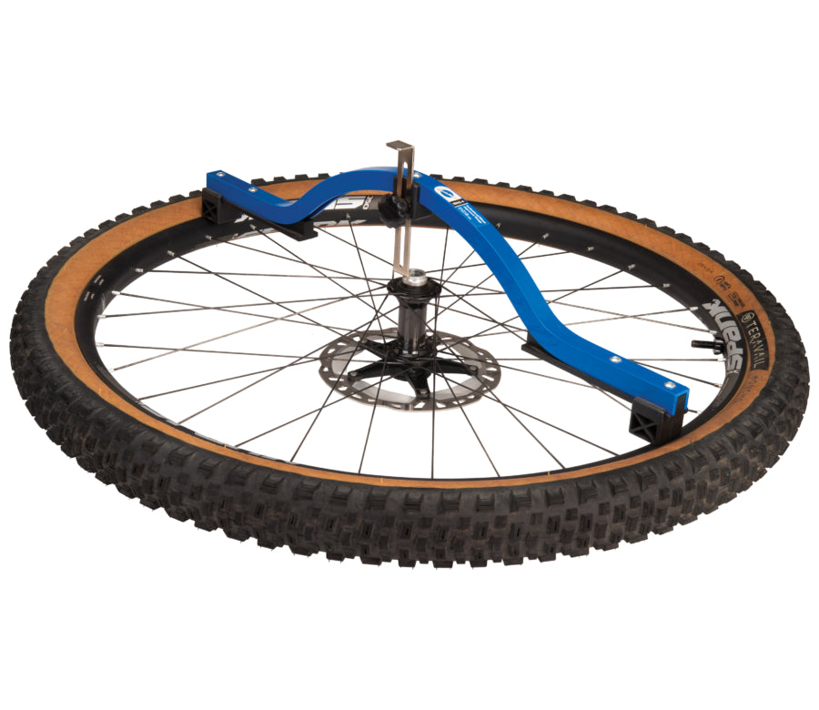 Park Tool WAG-4 mäter centreringen på ett mountainbikehjul för skivbroms