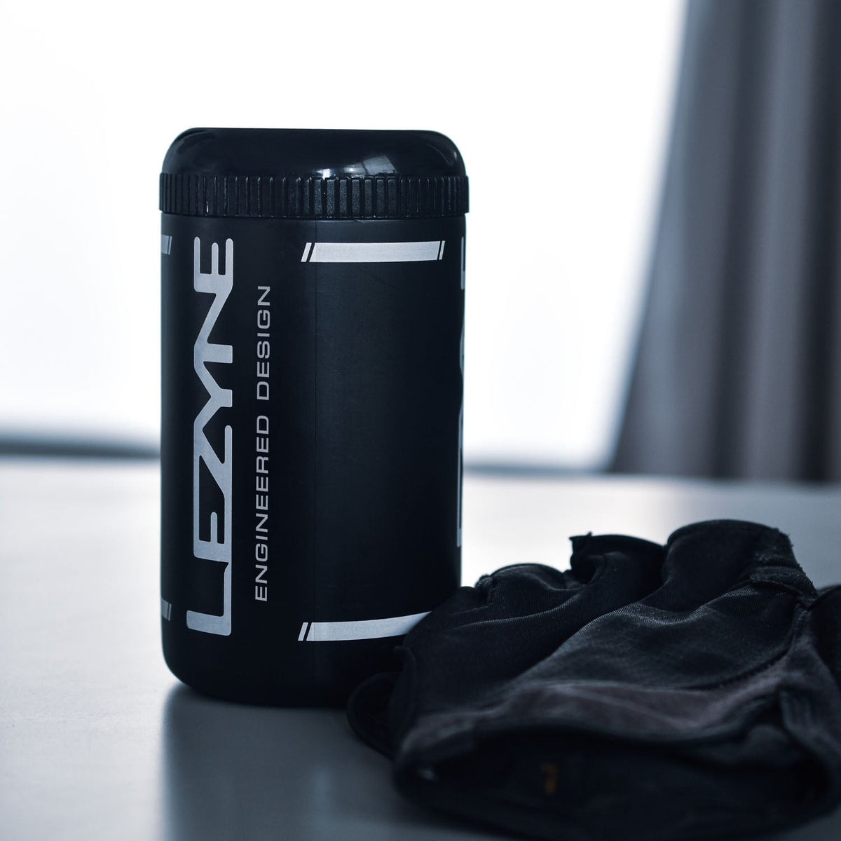 Fľaša na náradie LEZYNE FLOW CADDY BOX 500 ml s organizérom
